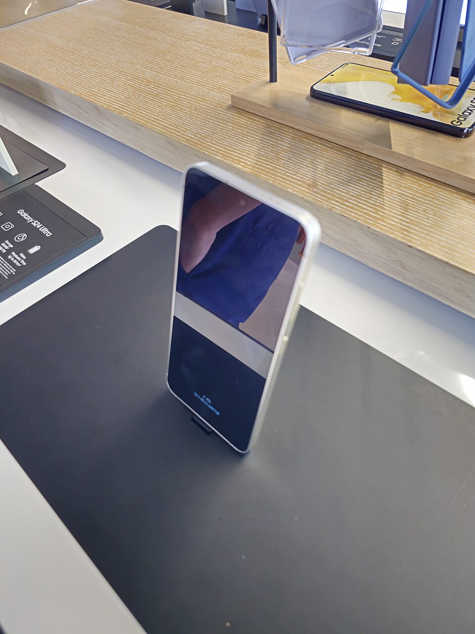 Samsung Galaxy S24 product photo